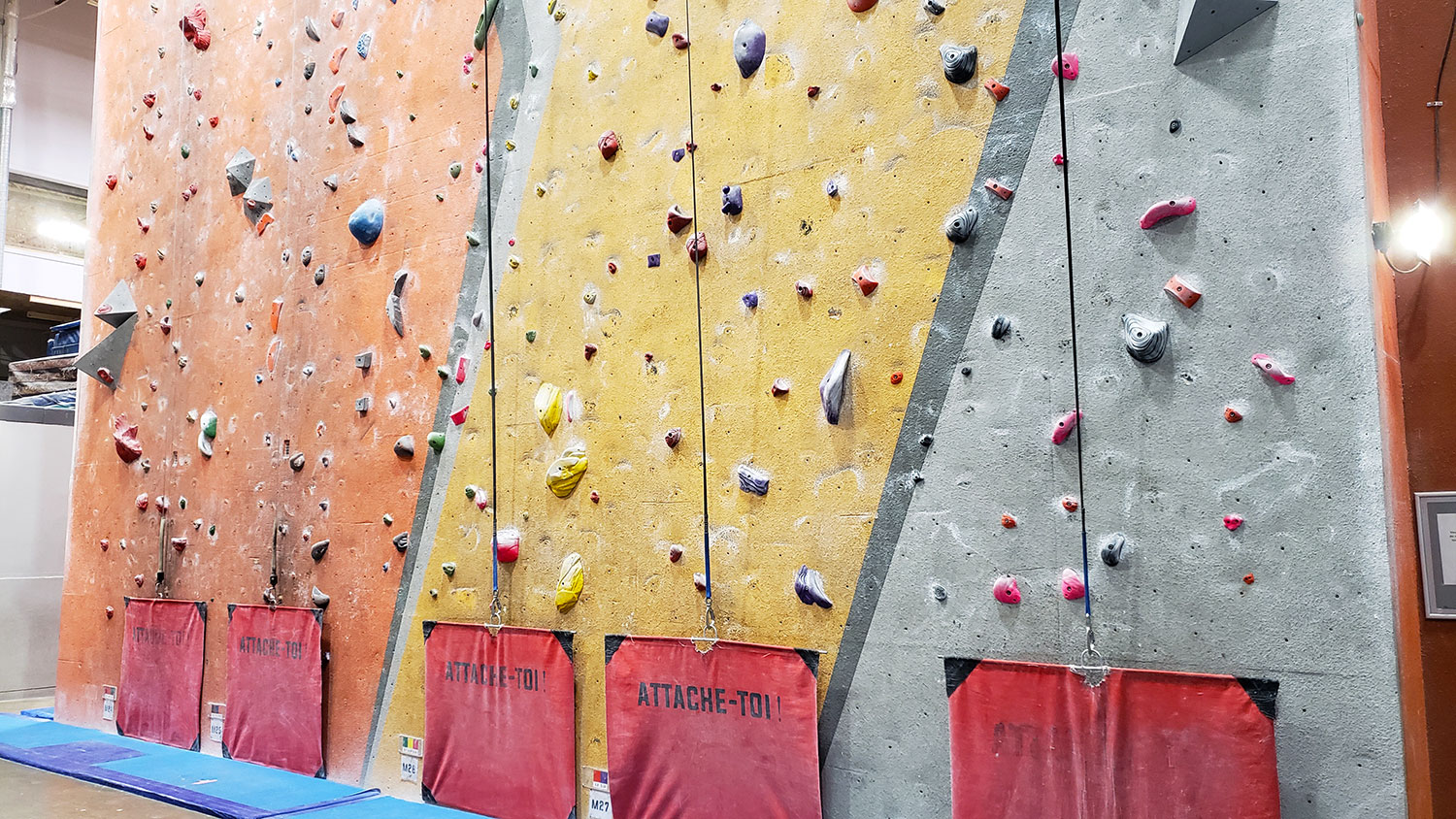Indoor route climbing, climbing alone, social sports activity - Laval, North Shore, Laurentians